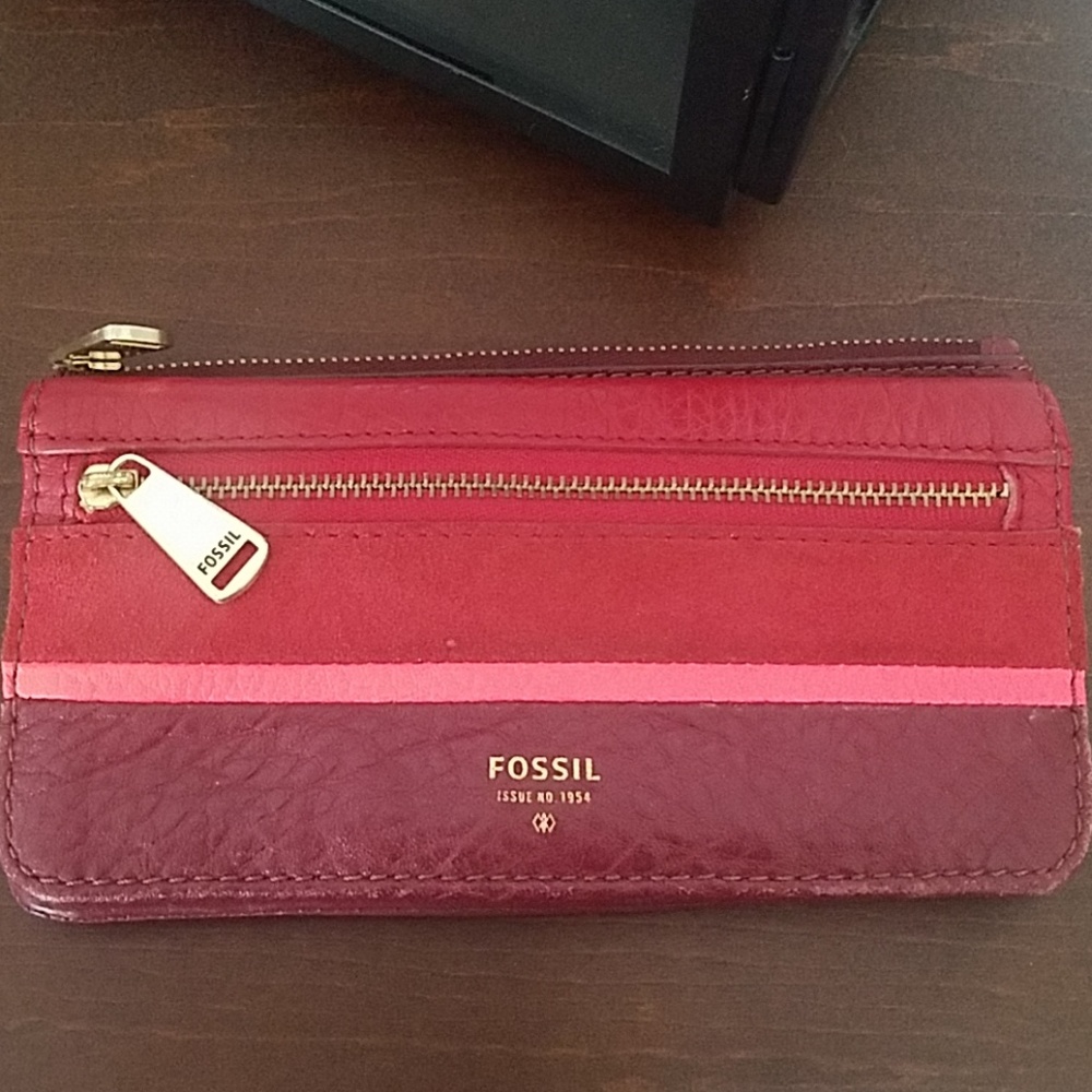 Fossil wallet..cute..excellent condition used briefly!!!!